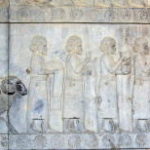 東階段のレリーフ　アッシリア使節、貢物は壷、反物、２匹の子羊。　子羊がなんともリアルである