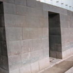 コリカンチャ　虹、雷の神殿。内側に少し傾いている