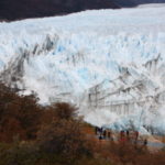 モレノ氷河　 ホーム 第２展望台の観光客が豆粒のように見える、この辺りの氷河は高さ６０ｍある