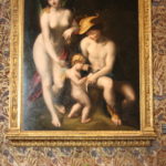 カトリーヌ・メディシスの部屋　ベッドの右側の気になる絵はコレッジョの愛の教育（ヴィーナスとメルクリウスとキューピット）