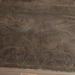 ライオン狩り　野生の馬狩り、矢が命中してひっくり反っている馬、一斉に逃げ出す馬などリアルに刻まれている