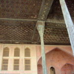 アリ・カブ宮殿　３階テラス、すずかけの木の柱、天井は寄木造り