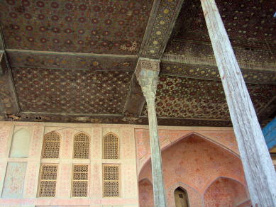 アリ・カブ宮殿　３階テラス、すずかけの木の柱、天井は寄木造り