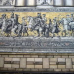 ドレスデン　君主の行列、中央奥の斜め前を向いているのがアウグスト強王の馬上姿