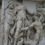 ペルガモン博物館　海の神、ドーリス、ネレウスなどが巨人達を追い詰めている