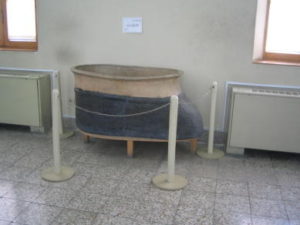 バスタン考古学博物館（国立）　タールが塗られた陶器の棺、クセルクセス１世がエジプトを支配していることを人々に知らせるために持ち帰った 次の画像