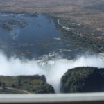 ビクトリアの滝遊覧飛行　幅１７００ｍの滝から落下した水が一箇所に集まる
