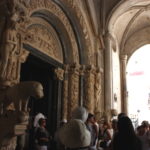 聖ロヴロ大聖堂　入口の装飾、両側にライオン、その上にアダムとイブの像が彫られている