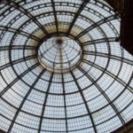 ヴィットーリーオ・エマヌエル２世アーケード　ドーム型天井、当時はさぞ斬新であったろうと思われる。