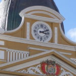 ムリリョ広場　国会議事堂の時計、逆回りになっている