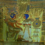 カイロ博物館　王座の背もたれ部分の拡大図、太陽光線が降り注ぐ様子はアテン神信仰の影響が残っている