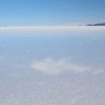 ウユニ塩湖　少し水が張ったところに移動、カメラの角度によって白く泡だっているように見える