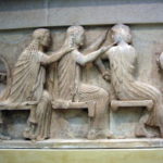 シフノス人の宝庫のレリーフ　トロイ戦争でトロイ側についた神々、アフロディーテがアポロンとアルテミスと話している。左の端っこはアレス、右端はゼウス
