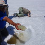 ウユニ塩湖　取り出したのは塩の結晶