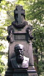 ドフトエフスキーの墓　アレクサンドル・ネフスキー大修道院には芸術家の墓がたくさんある。