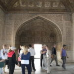 アグラ城　カース・マハル、天井が高い。象嵌に使われていた貴石は剥ぎ取られた