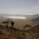 ンゴロウゴロ　サファリ　ンゴロンゴロクレーターの風景。中央に塩湖のマカディ湖が見える