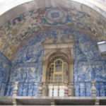 オビドス　南西門がポルタ・ダ・ヴィラと呼ばれるメインゲート、アズレージョで飾られた祭壇がある