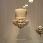 ポロスをかぶった婦人の頭像　ルーヴルの公式サイトでこの写真に差し替えられたので、現在は写真と解説は一致している。マリで流行った帽子らしい