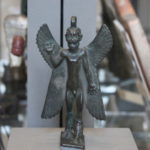 鬼神パズズの銘のある像 人間の体にライオンの頭、2対の翼、鷲の足、ヘビの頭の男根をもっている。厄除けに使われた