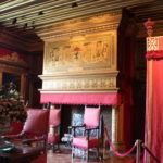 セザール・ヴァンドームの部屋　アンリ４世の息子、ヴァンドーム公セザールは１６２４年に城主となった。暖炉にはトマ・ボイエの紋章が描かれている
