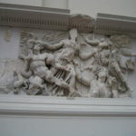 ペルガモン博物館　アテナ（狩の女神）が巨人と戦っている