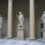 旧博物館　入口ホールの彫刻