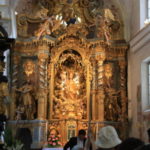 聖母マリア教会　主祭壇の近影、幼子を抱く聖母マリア像