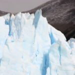 蒼白い氷河　自然の匠は神秘的な色を醸しだす