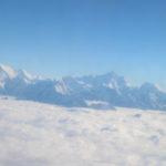 エベレスト遊覧飛行　左端にエベレストとローツェ、中央やや右の黒いのがチャミアン（7319m）、右端に聳えるのがマカルー（8463m）