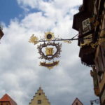 旧市街　吊り看板、商売毎にデザインに工夫を凝らしている