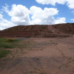ティワナク遺跡　アカパマピラミッド、復元作業が行われている