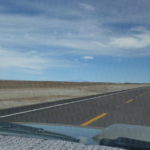 ウユニ塩湖への道路　砂漠の真ん中に一直線の道路、真新しいようだ