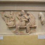 シフノス人の宝庫のレリーフ　 ホーム ギリシャ側についた神々、アテナ、ヘラ、デメテル。ポセイドンは消失している