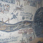 マダバ、聖ジョージ教会　死海に流れ込むヨルダン川。死海に下る魚、死海から戻る魚が描かれている