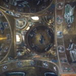 天井のモザイク　中央には金地に全能のキリストのモザイクが燦然と輝く
