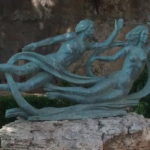 オルティージャ島、アウトレーザの泉　泉の側に置かれたアウトレーザのオブジェ