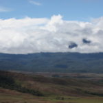 テプイの谷　晴れていれば７つのテプイ連山が見られる筈だが、あいにく雲に覆われている