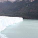 モレノ氷河　テンパノス水道の湖面も青、緑、茶色の混ざった不思議な色をしている