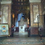 大聖堂　サン・マルティン廟、独立戦争当時の服装をした衛兵が常に守っている