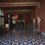 王妃の回廊　城館内の散歩に使われた、奥に３角のチェンバロという楽器が見える