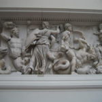 ペルガモン博物館　ヘテカ（冥界の女神）とアルテミス（月の女神）の戦いの様子