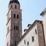 フランシスコ会修道院　修道院付属教会の鐘楼が聳えている