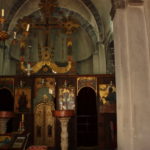 聖ルカ教会　正教の教会らしく厳粛な感じである、イコノスタシスの入口の左右に聖母マリアとキリストのイコン、上部の十字架は２匹の魚が支えている