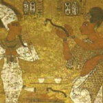 ツタンカーメンの墓　前の写真の続き、アイ（ツタンカーメンの後継者）がオシリス型ミイラの姿の亡き王のために口開きの儀式を行っている