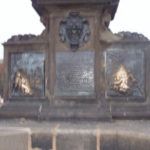 カレル橋　聖ヤン・ネポムツキー像の台座、モルダウ川に投げ込まれる様子のレリーフ