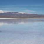 ウユニ塩湖　少し移動するとトゥヌパ山が水鏡に映っている