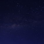 ウユニ塩湖の星空　うっすらと天の川が見える