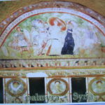 ３兄弟の墓　地下墳墓、正面にはギリシャ神話のアキレウスのフレスコ画がある。トロイ戦争に行けば死ぬと予言され、女装して隠れているところ