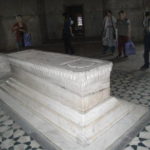 フマユーン廟　中央霊室に置かれたフマユーンの石棺、本物の柩はこの真下の基壇の中にある